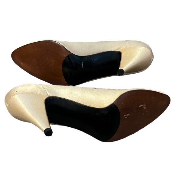 Vintage Stuart Weitzman for Mr. Seymour cream Satin Pump Size 7.5 M, Almond Toe - Picture 6 of 11